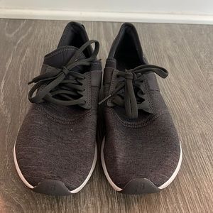 New balance tennis shoes